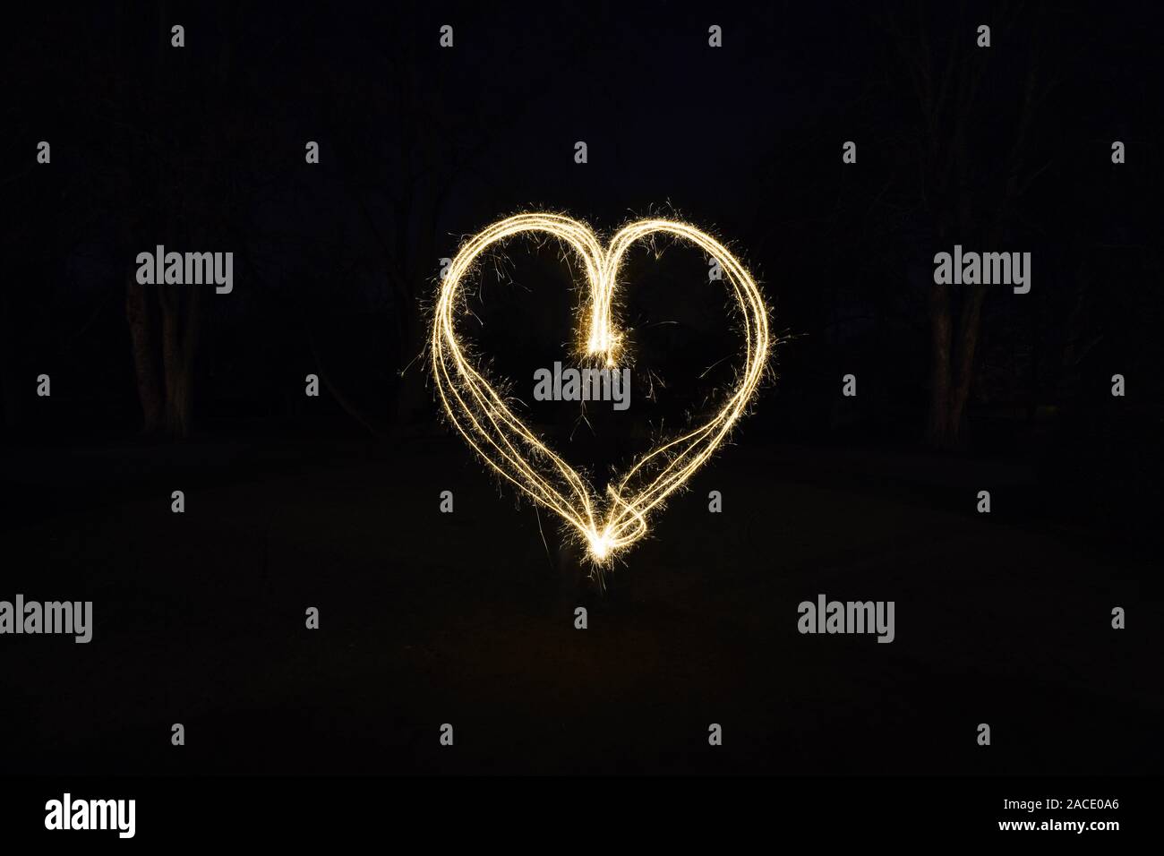 Herzform Light Painting mit Wunderkerzen im Freien bei Nacht - Symbol für Liebe und Romantik Stockfoto