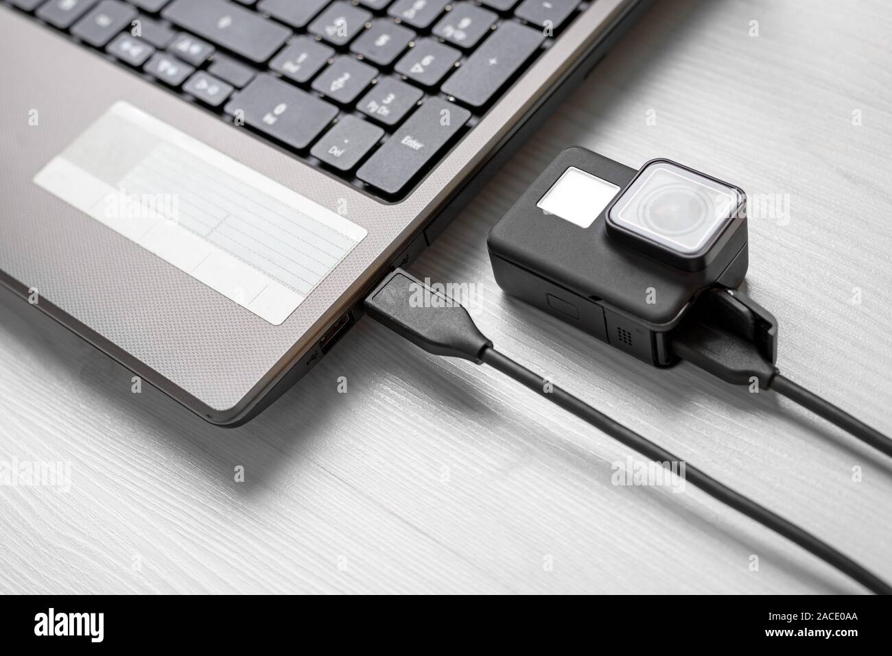 Action Kamera Laptop angeschlossen über USB-Kabel. Close-up. Stockfoto