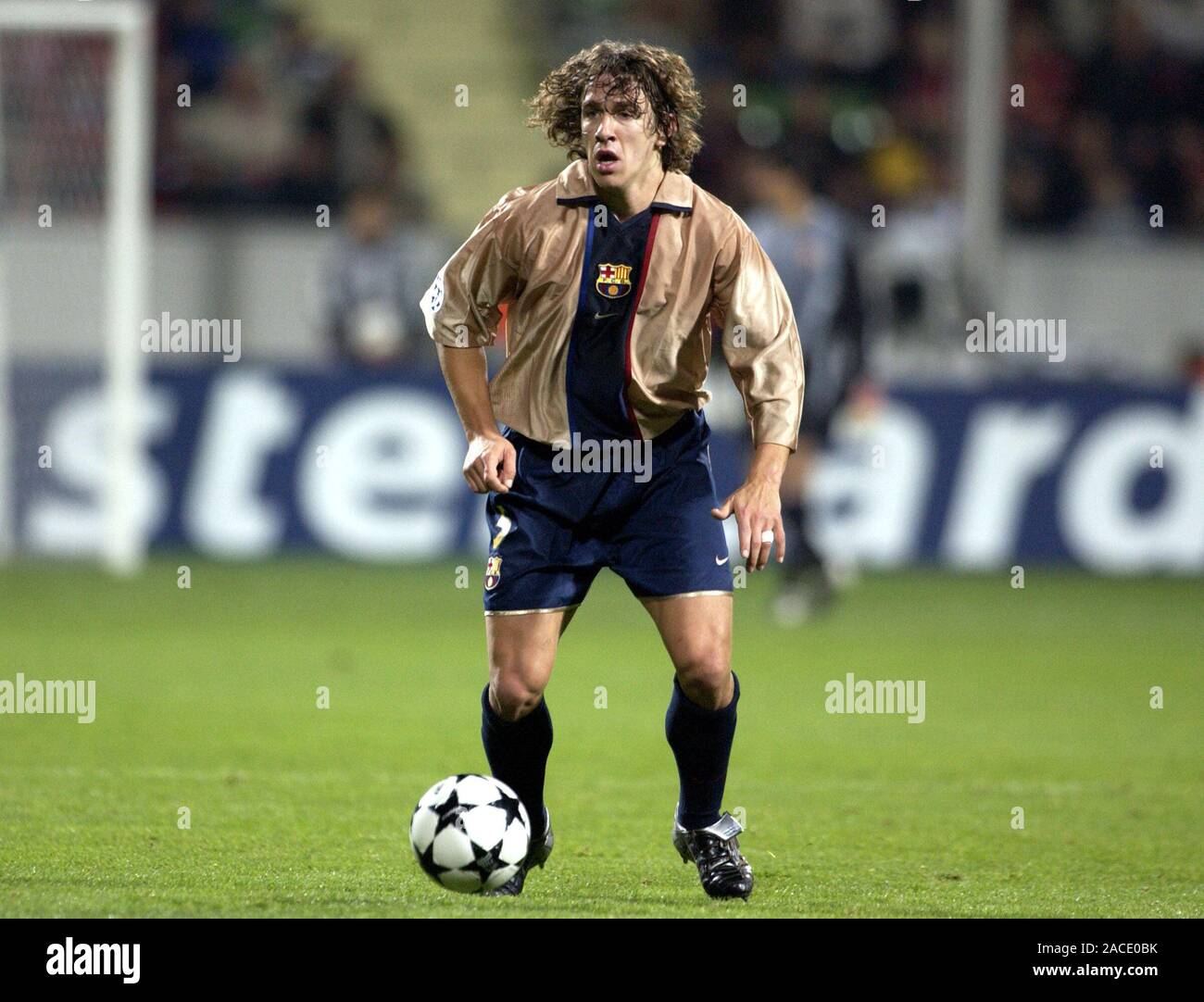 Bayarena Leverkusen Deutschland, 27.11.2002, Fußball: UEFA Champions League Saison 2002/03, Bayer 04 Leverkusen (B04, rot) vs FC Barcelona (BCN, Gold) 1:2, Carles Puyol (BCN) Stockfoto