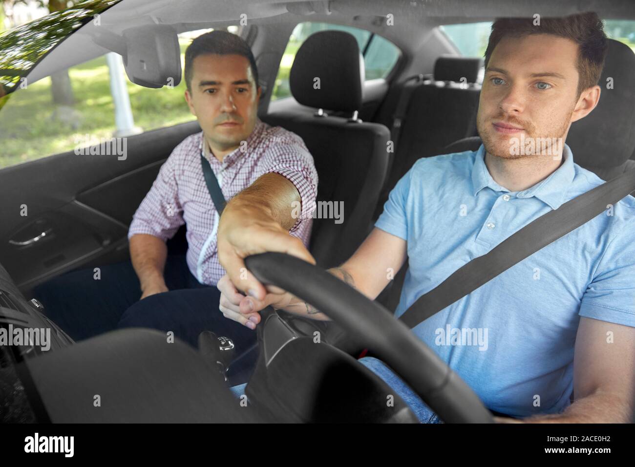 Auto Fahrschule Ausbilder Lehre männliche Fahrer Stockfoto