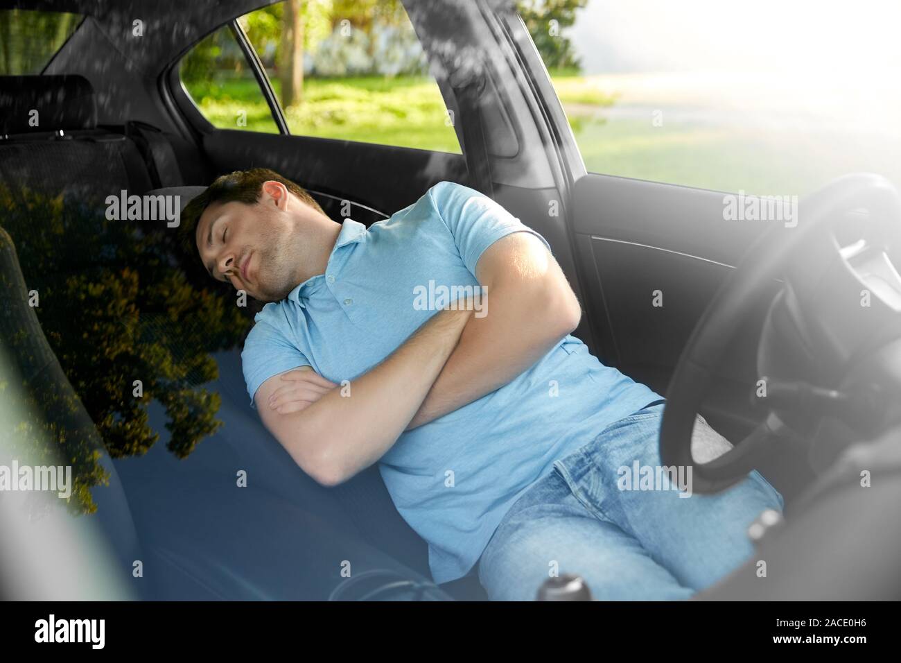 Sleeping in car -Fotos und -Bildmaterial in hoher Auflösung – Alamy