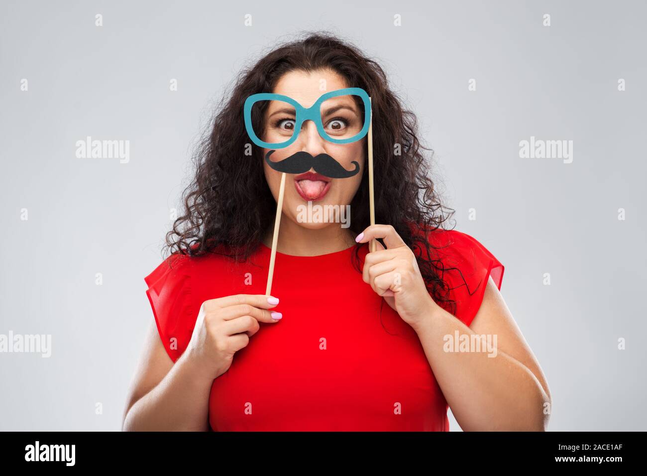 Lustige Frau mit großen cartoon Gläser und Schnurrbart Stockfoto