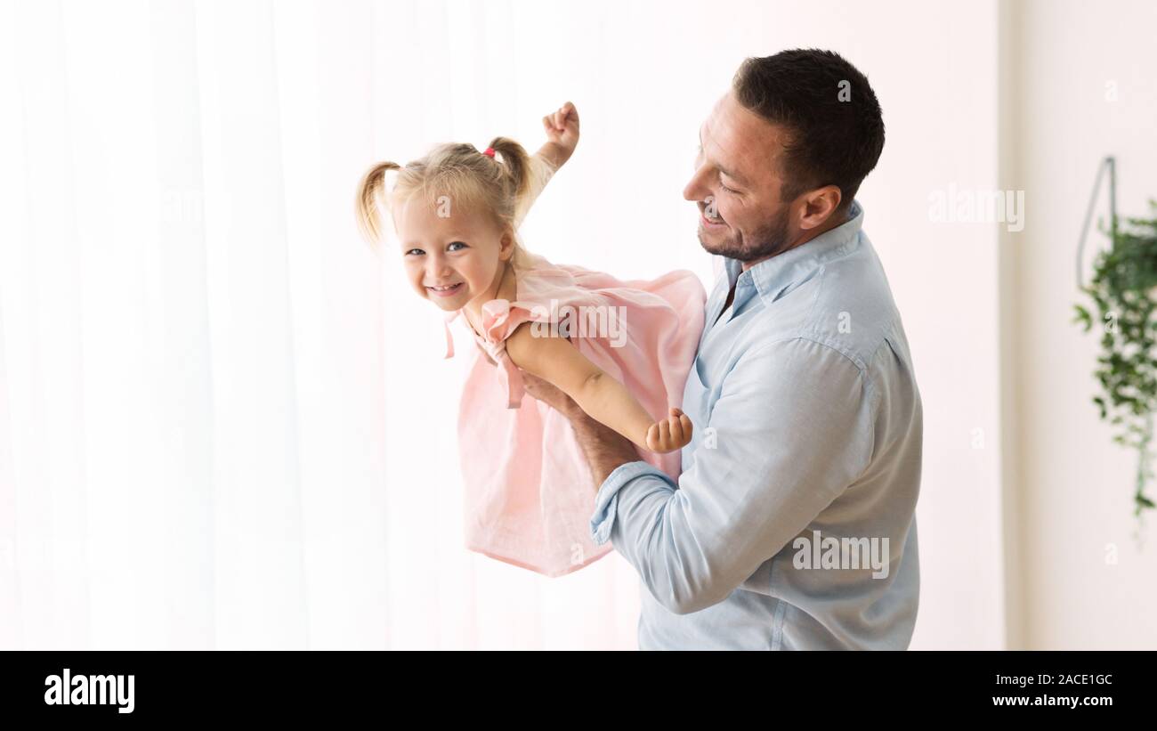 Gerne kleine Tochter in "Daddy's Arme fliegen Stockfoto