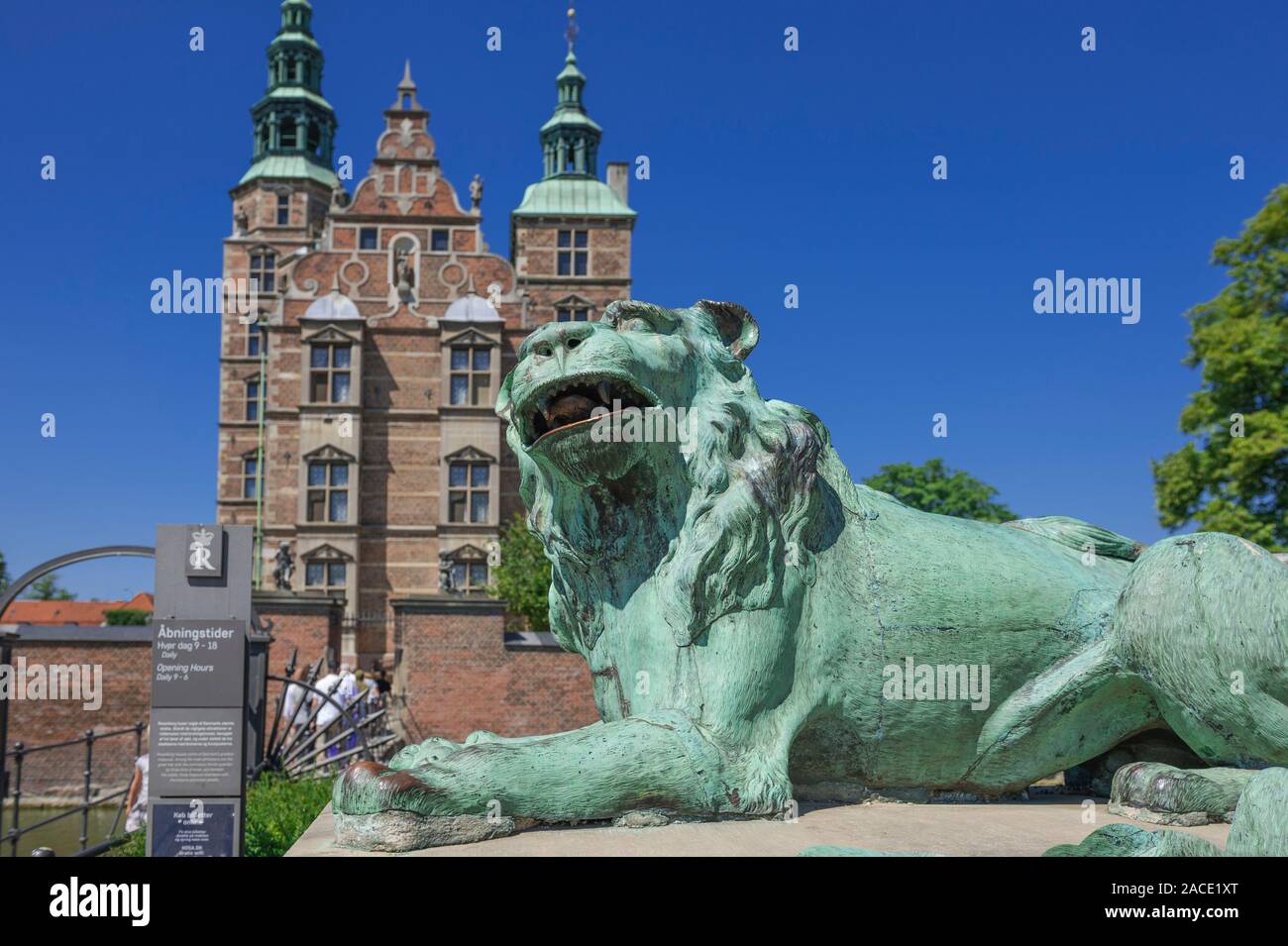 Ein Löwe Statue vor dem Schloss Rosenborg in Kopenhagen, Dänemark. Stockfoto