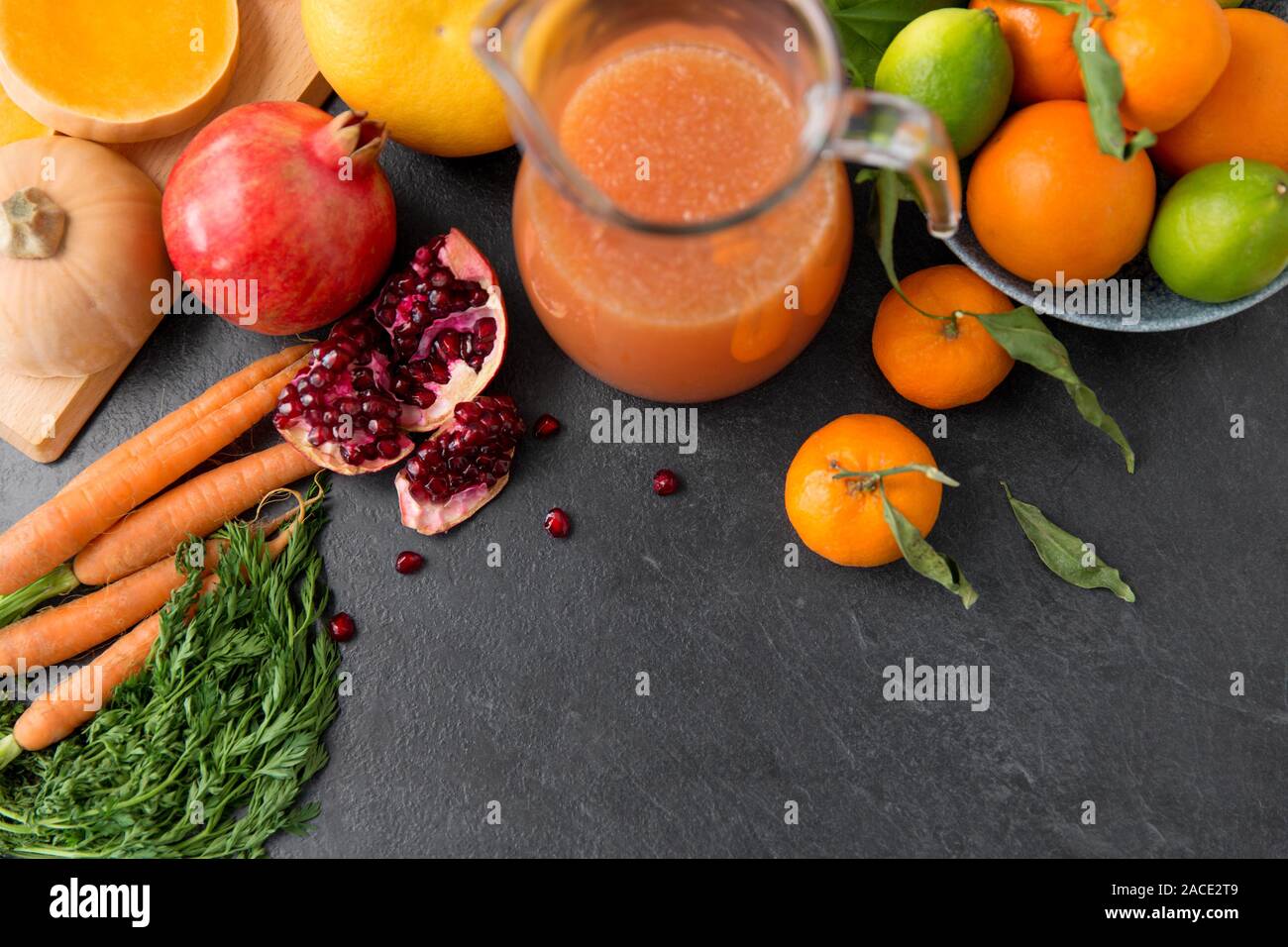 Glas Glas Saft mit Obst und Gemüse Stockfoto
