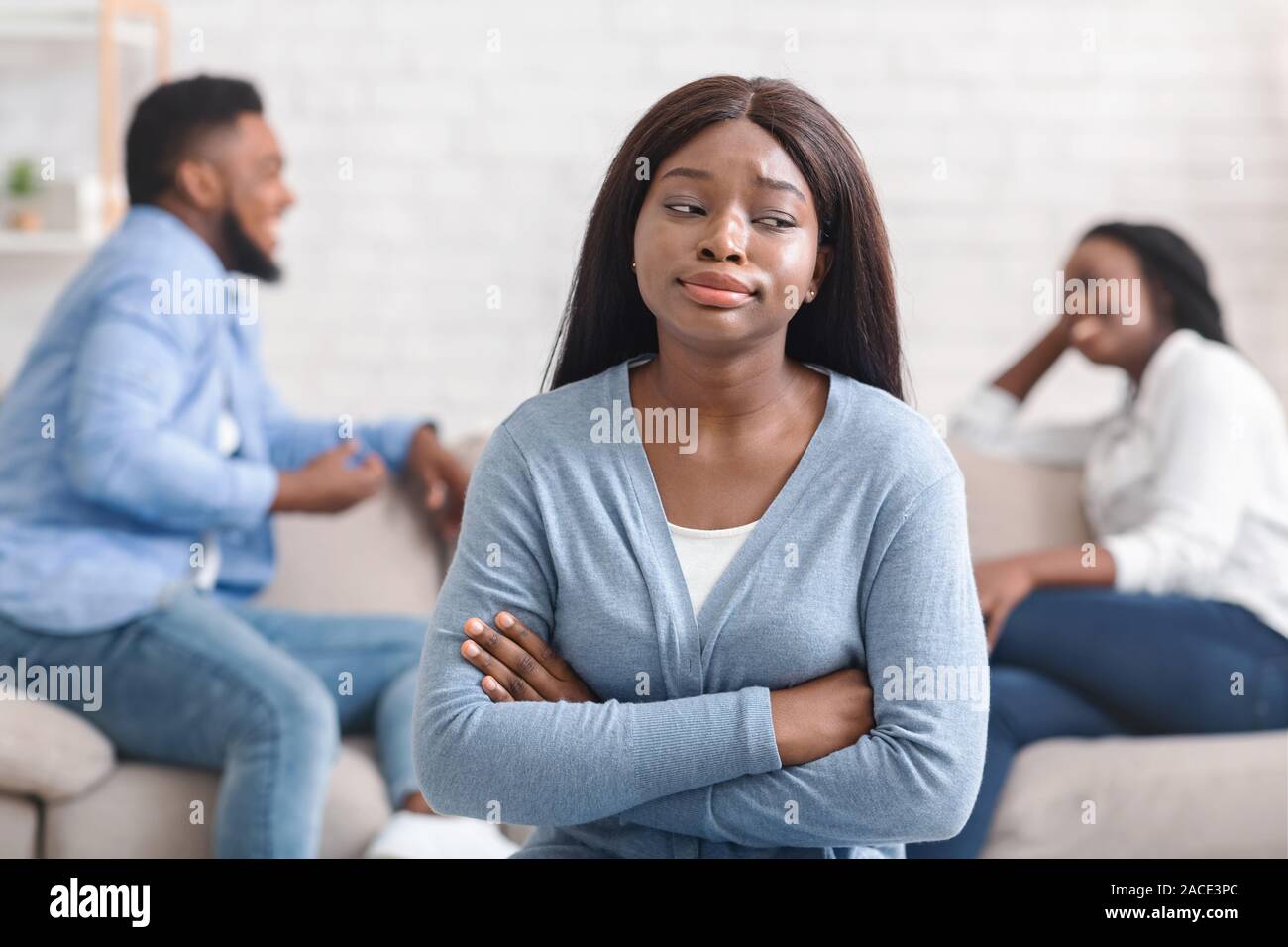 Eifersüchtig schwarze Mädchen Neid romantisches Paar das Flirten auf Hintergrund Stockfoto