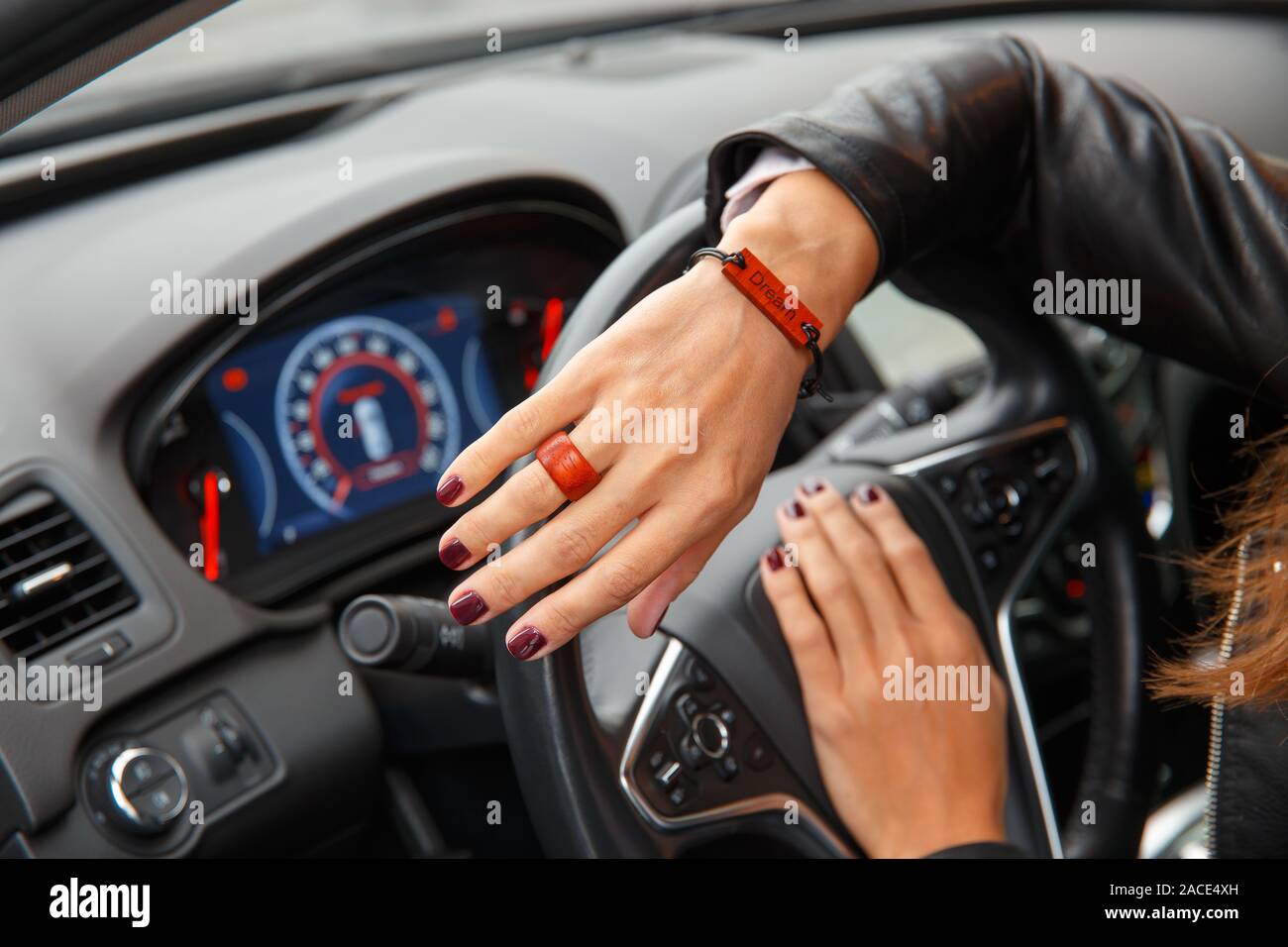 Nahaufnahme der Hand einer Frau, die das Lenkrad eines Autos hält. 14390260  Stock-Photo bei Vecteezy