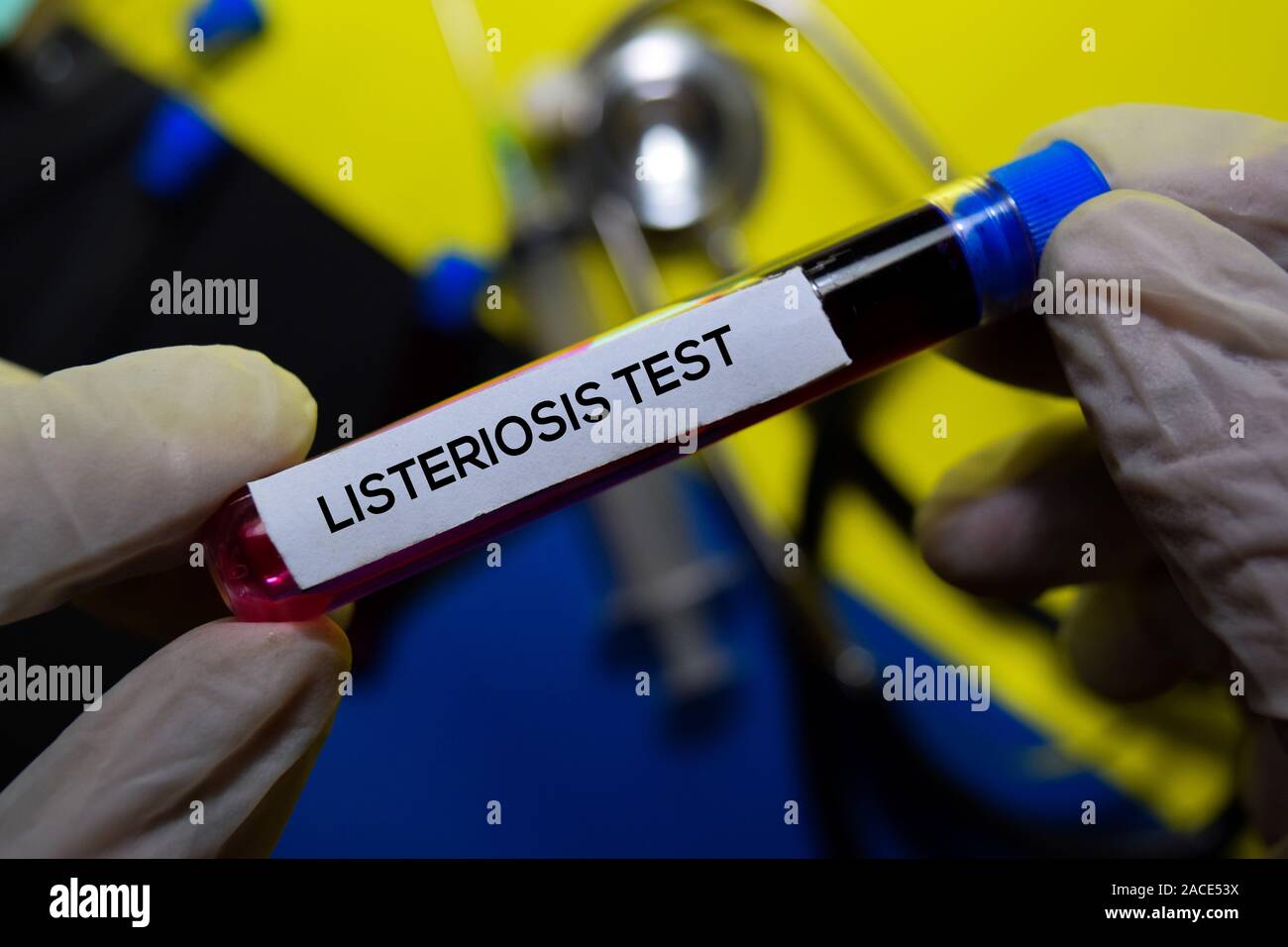 Listeriose Prüfen Sie den Text mit Blutprobe. Draufsicht auf Büro Schreibtisch Hintergrund isoliert. Healthcare/Medical Konzept Stockfoto