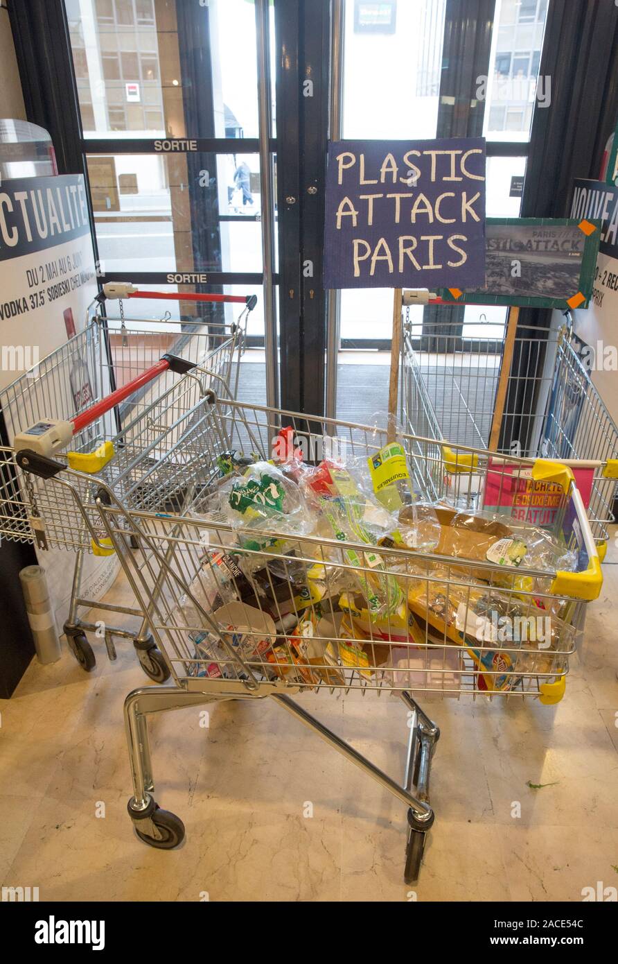 Kunststoff Angriff Kampagne im MONOPRIX SUPERMARKT Montparnasse, Paris Stockfoto