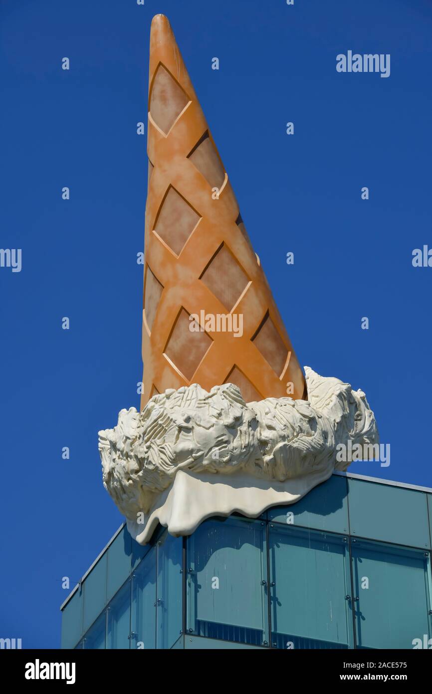 "Ausgelassene Kegel' von Claes Oldenburg, Neumarktgalerie, Neumarkt, Köln, Nordrhein-Westfalen, Deutschland Stockfoto