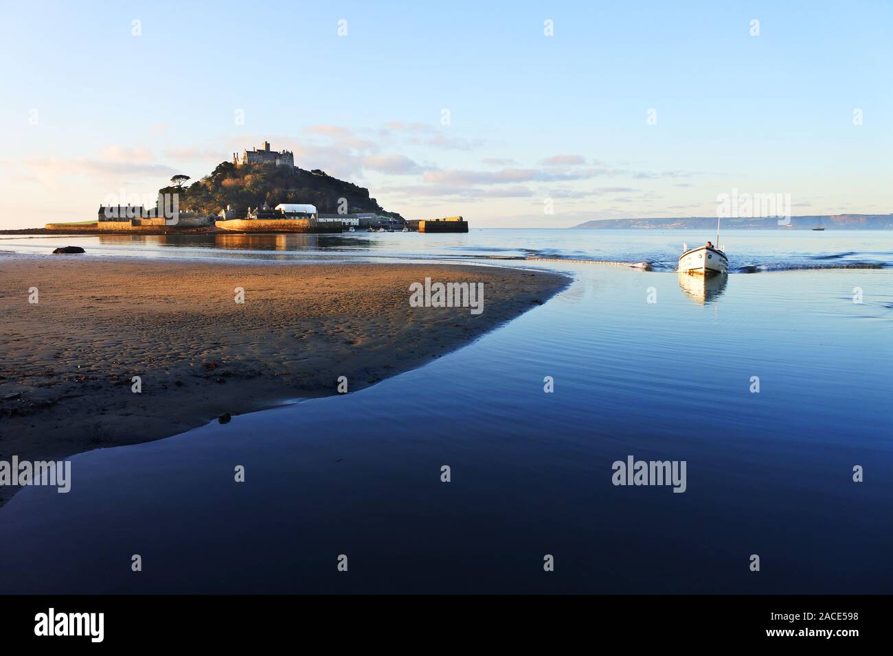 Eine Fähre anreisen, Besucher und Mitarbeiter zu sammeln, sie zu St. Michael's Mount zu transportieren bei Flut, Marazion, Cornwall, UK - Johannes Gollop Stockfoto