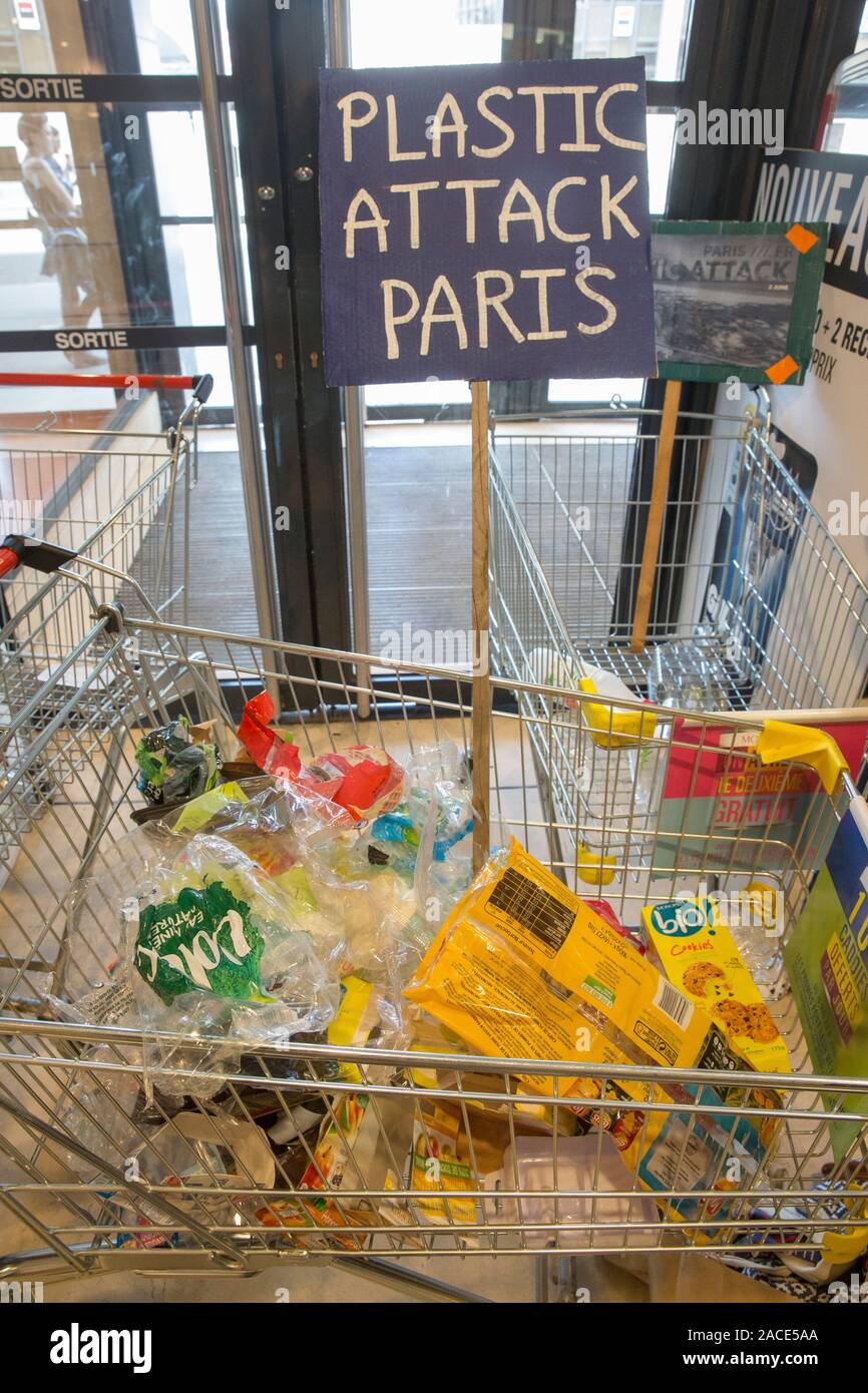 Kunststoff Angriff Kampagne im MONOPRIX SUPERMARKT Montparnasse, Paris Stockfoto
