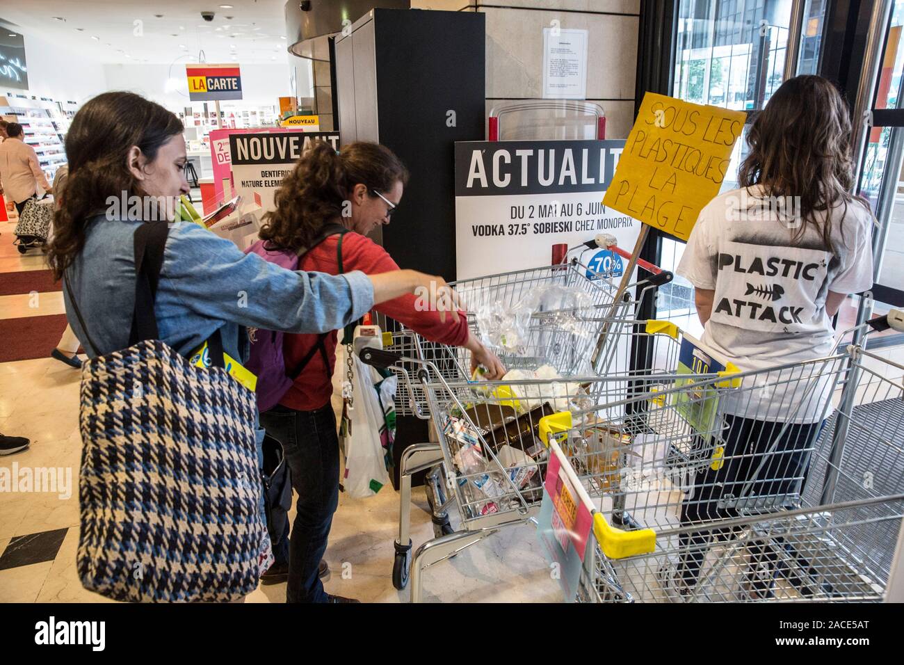 Kunststoff Angriff Kampagne im MONOPRIX SUPERMARKT Montparnasse, Paris Stockfoto