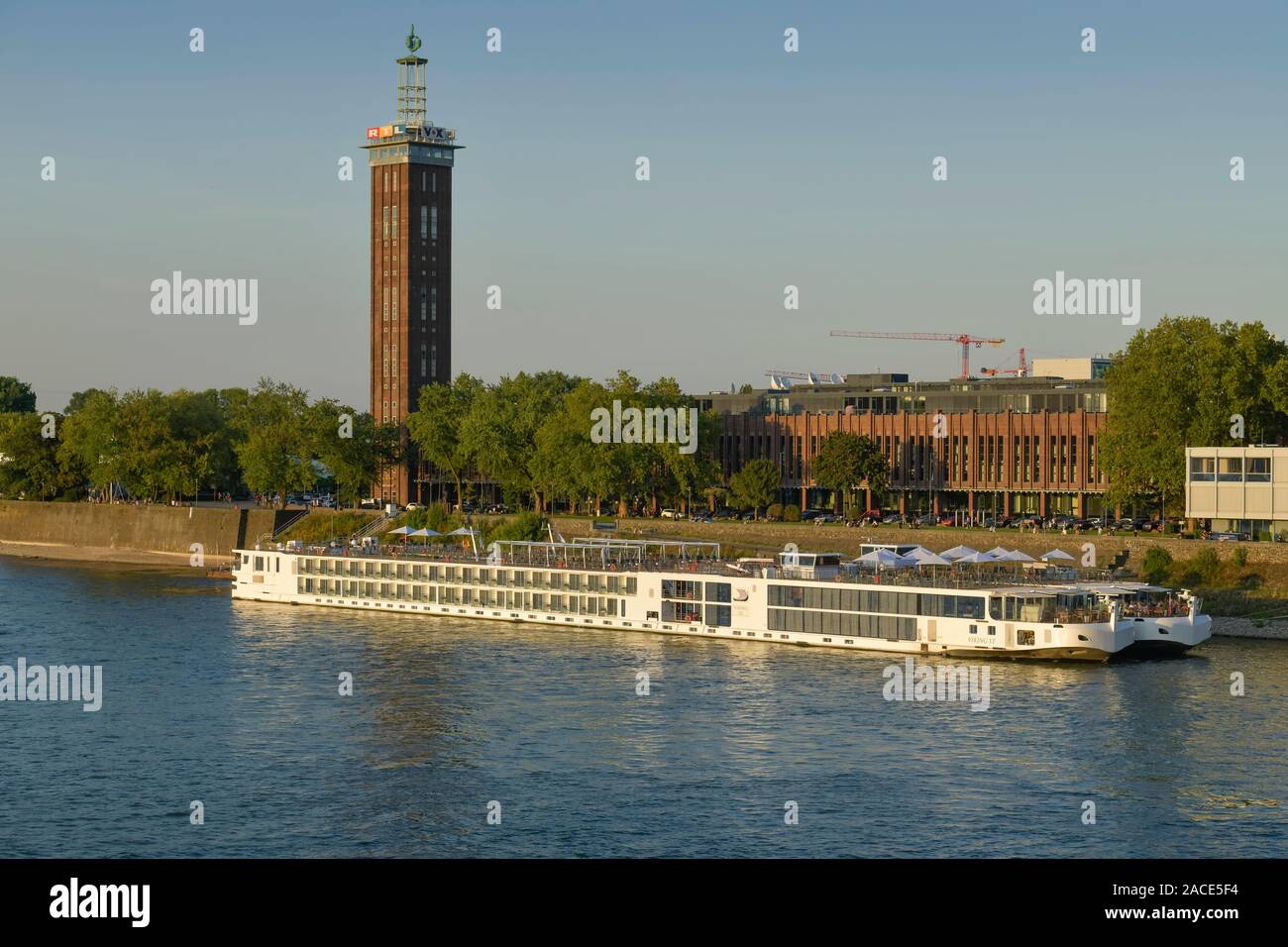 Rhein, Messeturm, Messegelände, Deutz, Köln, Nordrhein-Westfalen, Deutschland Stockfoto