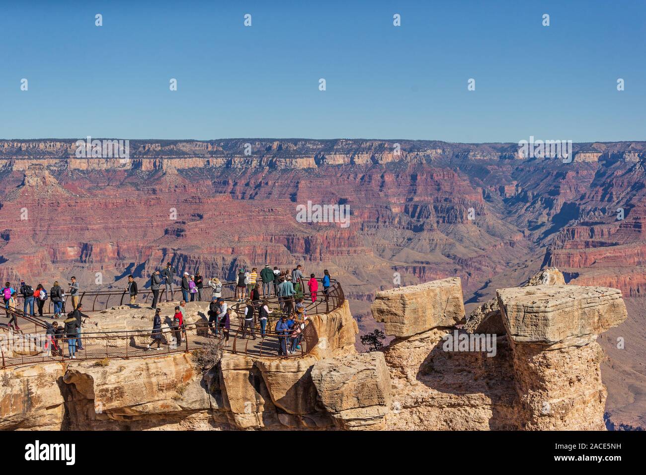 Touristen Versammlung am Mather Point am Grand Canyon in Arizona, USA zu suchen Stockfoto