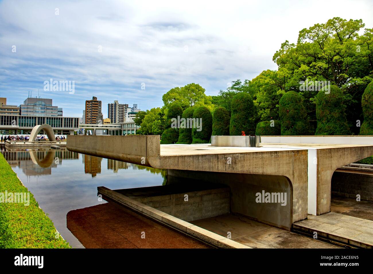 Ehrenmal für die A-Bombe Opfer mit der Flamme des Friedens auf der Peace Memorial Park, Hiroshima, Japan Stockfoto