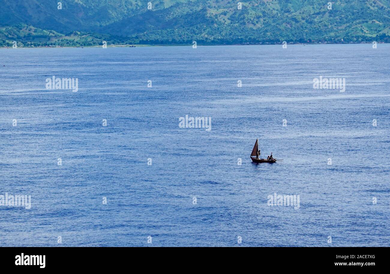 Haiti -11/1/19: Die Dunstige und bergige Küste der Karibischen Insel Haiti als Kreuzfahrtschiff Segel durch. Stockfoto