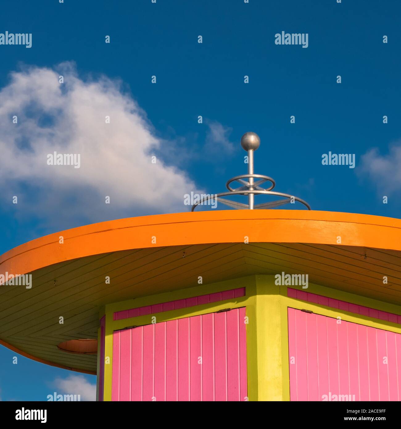 Rosa und orange Strandhütte gegen Himmel in Miami, Florida, USA Stockfoto