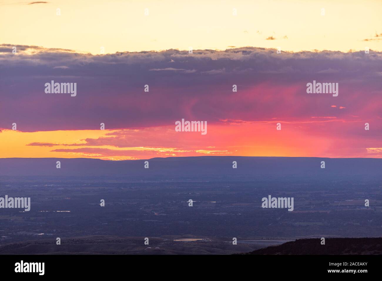 Sonnenuntergang über der Landschaft Stockfoto