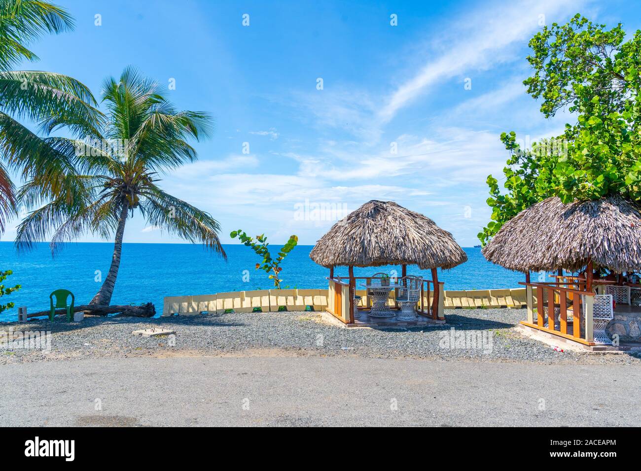 Tropische einen herrlichen Blick auf das Meer mit Palmen und Hütten aus der Dominikanischen Republik. Stockfoto