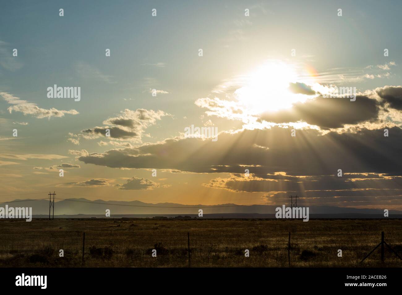 Sonnenstrahlen über Feld in Boise, Idaho, USA Stockfoto