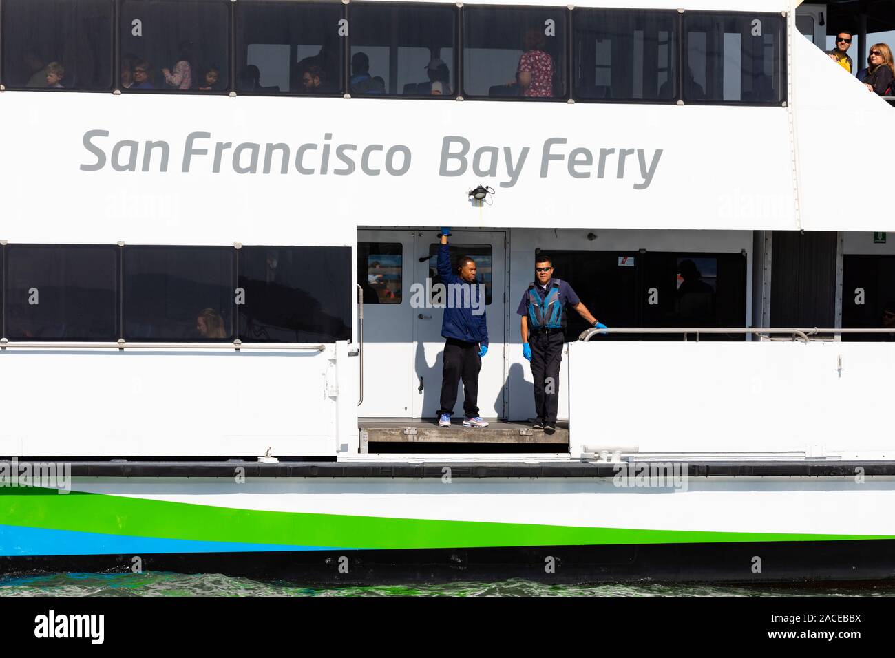 Die Besatzung und die Fahrgäste auf der Fähre, die Bucht von San Francisco Bucht von San Francisco, Kalifornien, USA Stockfoto