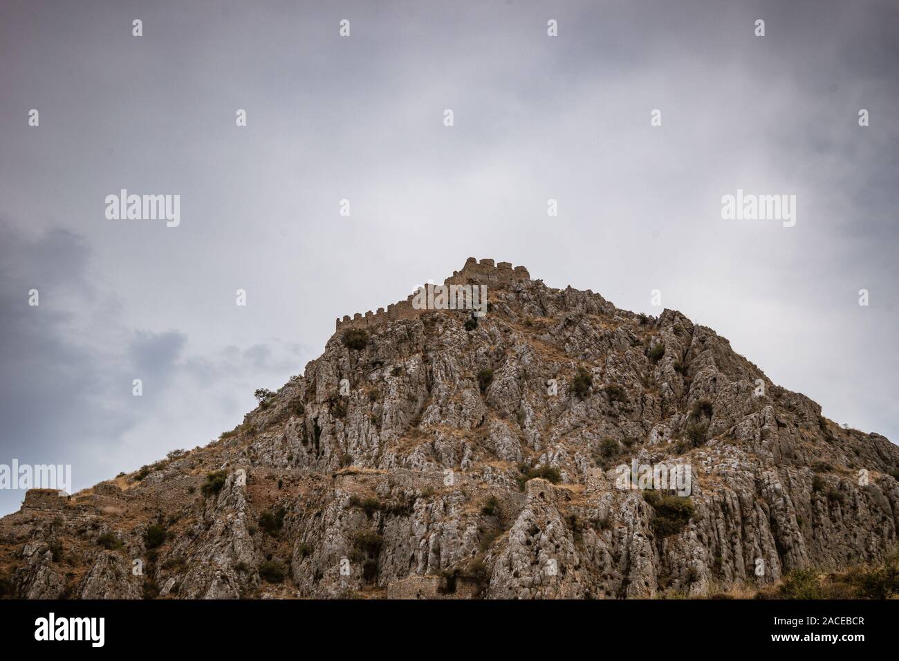 Die acrocorinth 'Obere Korinth' die Akropolis des antiken Korinth, ist ein monolithischer Fels die Beaufsichtigung der antiken Stadt Korinth, Griechenland. Stockfoto