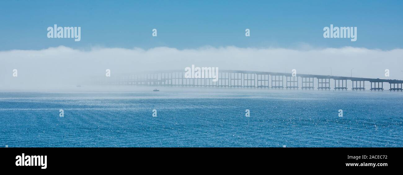 Brücke über Meer im Nebel in Key Biscayne, Florida, USA Stockfoto