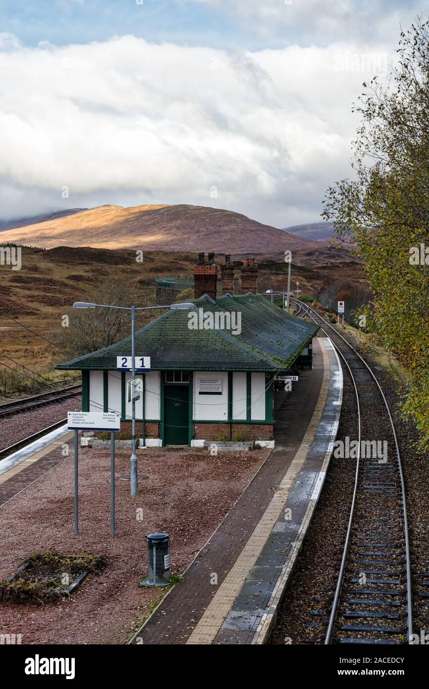 Rannoch, Schottland - Nov 4, 2019: ein Diesel Zug kommt in die Plattform 1 am entfernten Bahnhof an Ronnoch Stockfoto