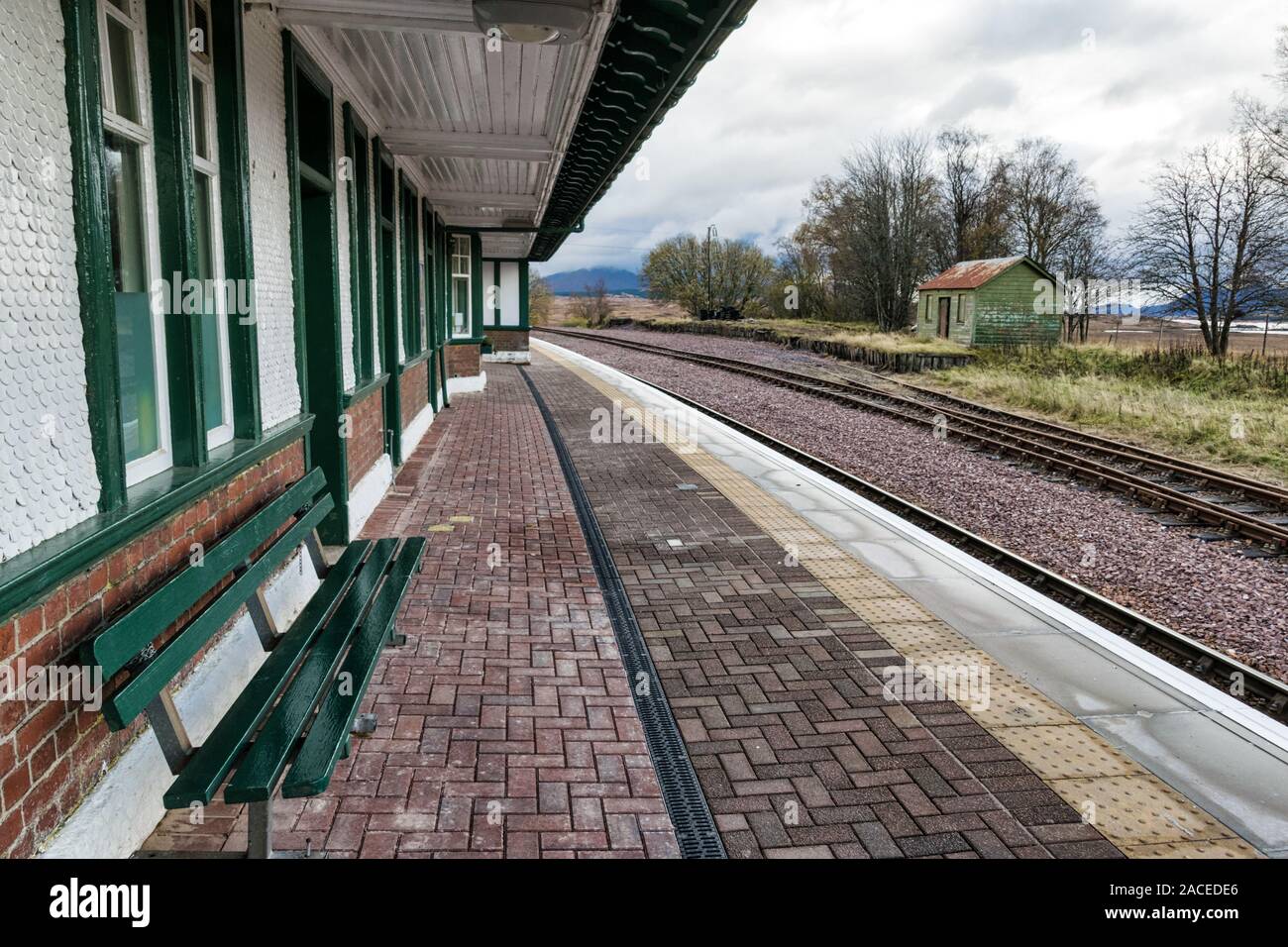 Rannoch, Schottland - Nov 4, 2019: ein Diesel Zug kommt in die Plattform 1 am entfernten Bahnhof an Ronnoch Stockfoto
