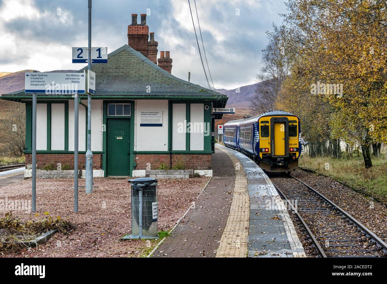 Rannoch, Schottland - Nov 4, 2019: ein Diesel Zug kommt in die Plattform 1 am entfernten Bahnhof an Ronnoch Stockfoto