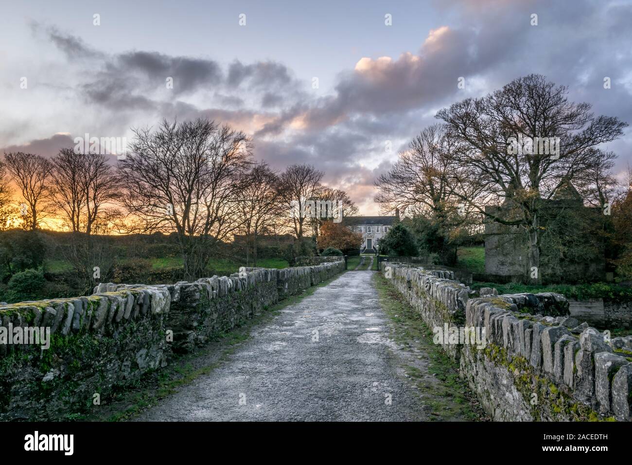 Dies ist die alte steinerne Brücke, die bis zu Buncrana Schloss in Donegal Irland führt Stockfoto