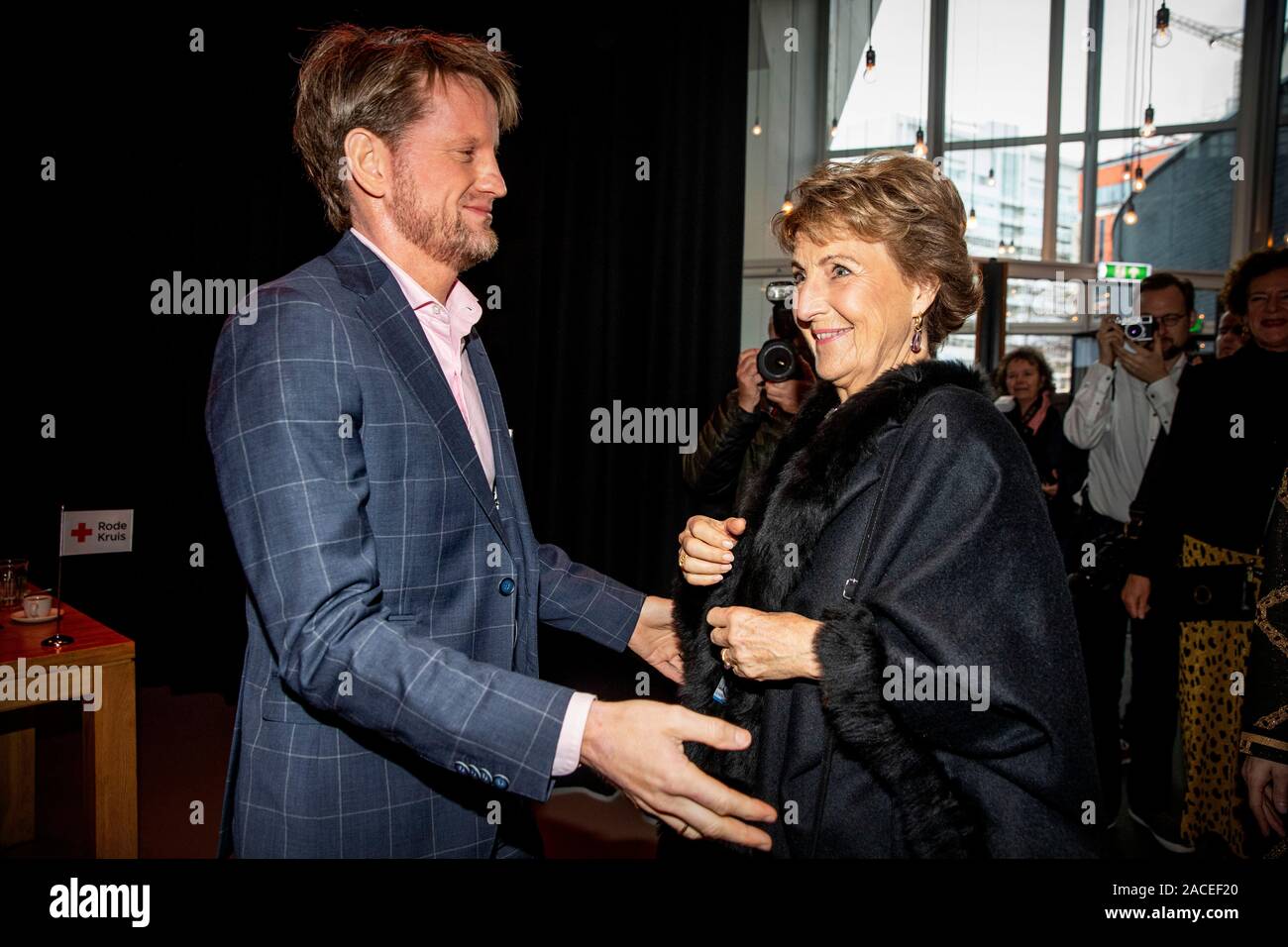 Den Haag, Niederlande. 2. Dez, 2019. Prinzessin Margriet und ihr Sohn Prinz Pieter-Christiaan der Niederlande besucht die Henry Dunant Vortrag von General Major der Marines, Patrick Cammaert im Theater Spui in Den Haag, Niederlande, 2. Dezember 2019 angegeben. Henry Dunant war der Gründer des Internationalen Roten Kreuzes im Jahr 1863. Quelle: Patrick Van Katwijk/|/dpa/Alamy leben Nachrichten Stockfoto