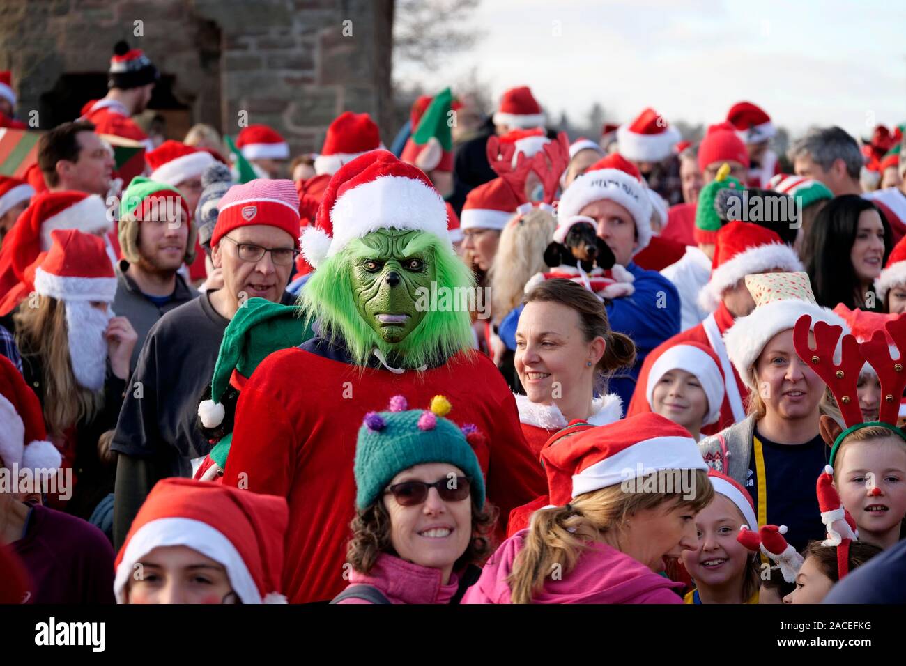 Rund 500 Personen an der Monmouth Santa Fun Run, Start und Ziel am Grenzstein, historische Monnow Bridge am Sonntag, den 1. Dezember. Die Stockfoto