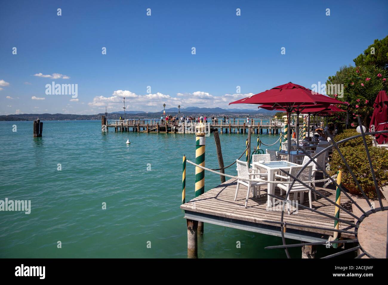 Stadt Sirmione an der Küste von Gardasee, Lombardei, Italien Stockfoto
