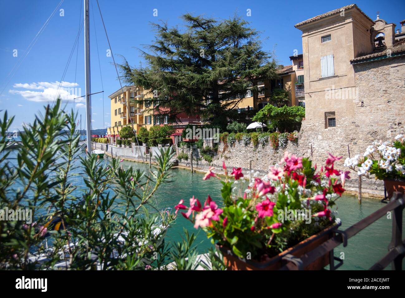 Stadt Sirmione an der Küste von Gardasee, Lombardei, Italien Stockfoto