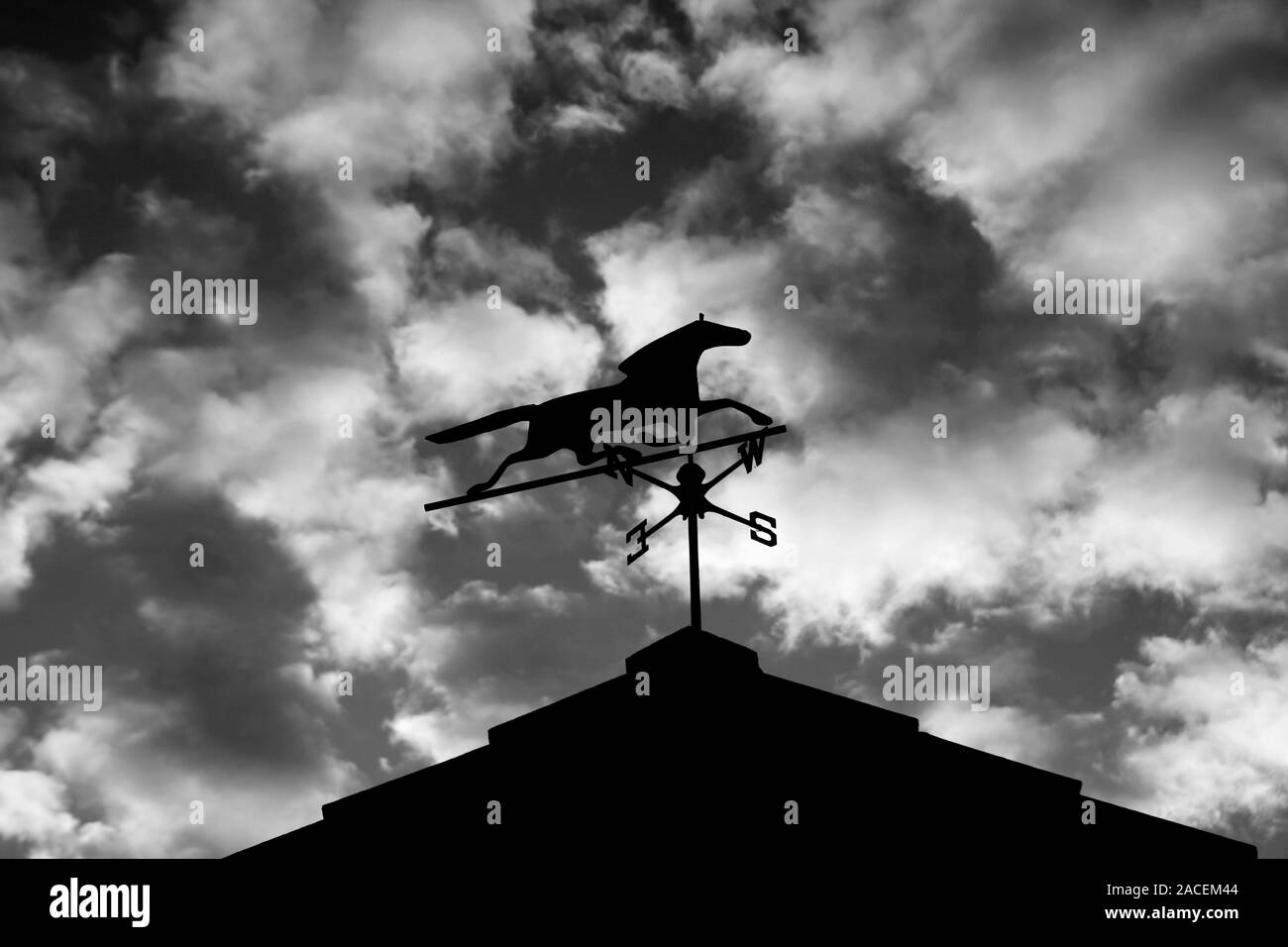 Schwarz-weiß-Bild eines Pferdes weathervane gegen einen bewölkten Himmel Silhouette Stockfoto