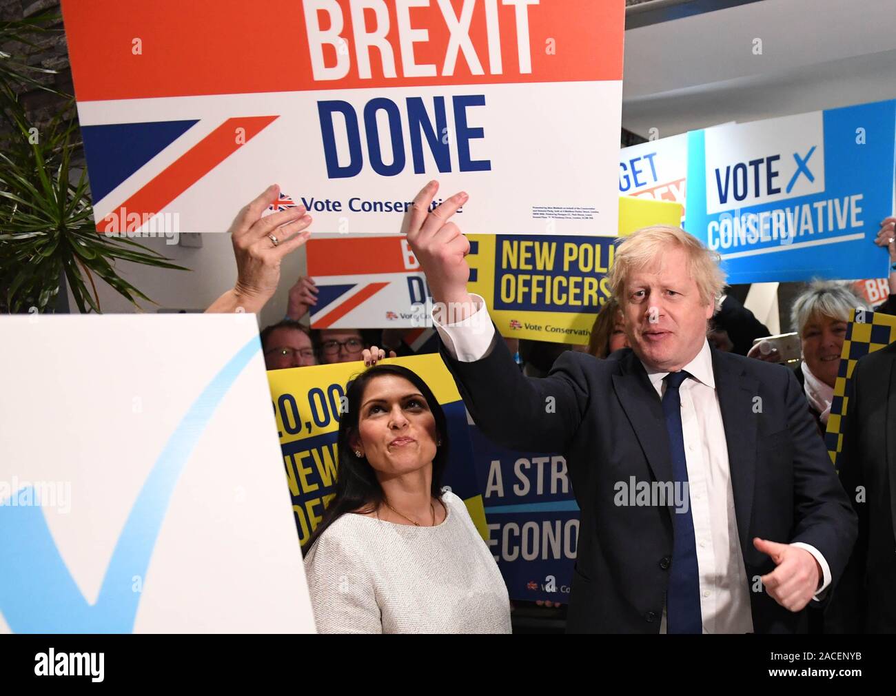 Premierminister Boris Johnson und Home Secretary Priti Patel während eines Mitglieder Rallye an der Eigenschaft Marketing Agentur gehalten, Denken BDW, Colchester, während auf der allgemeinen Wahlkampagne Trail. Stockfoto