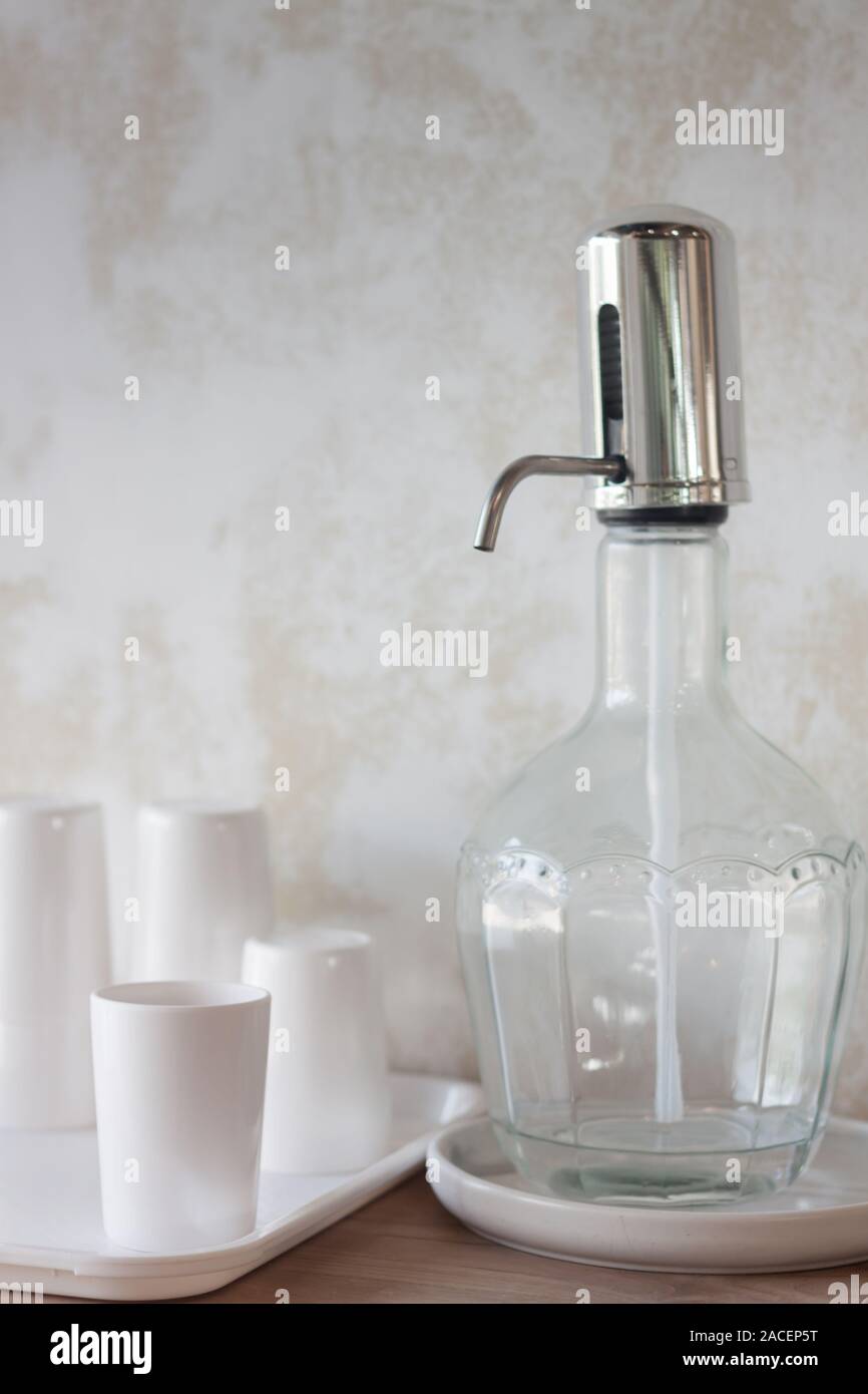 Trinkwasser für im Coffeeshop serviert, Foto Stockfoto
