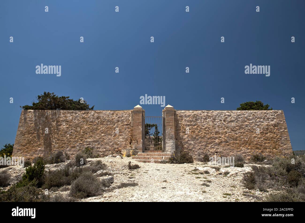 Der marode und stillgelegten Friedhof auf der kleinen Insel Comino in Malta. Stockfoto