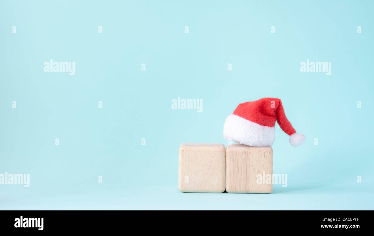 weihnachten oder Neujahr minimaler Kopierraum Hintergrund. Die hölzerne Würfelbox auf mintfarbenem Hintergrund. Stockfoto