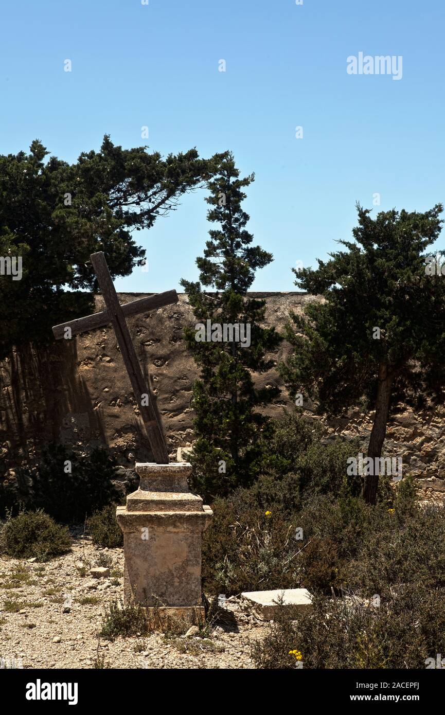 Der marode und stillgelegten Friedhof auf der kleinen Insel Comino in Malta. Stockfoto