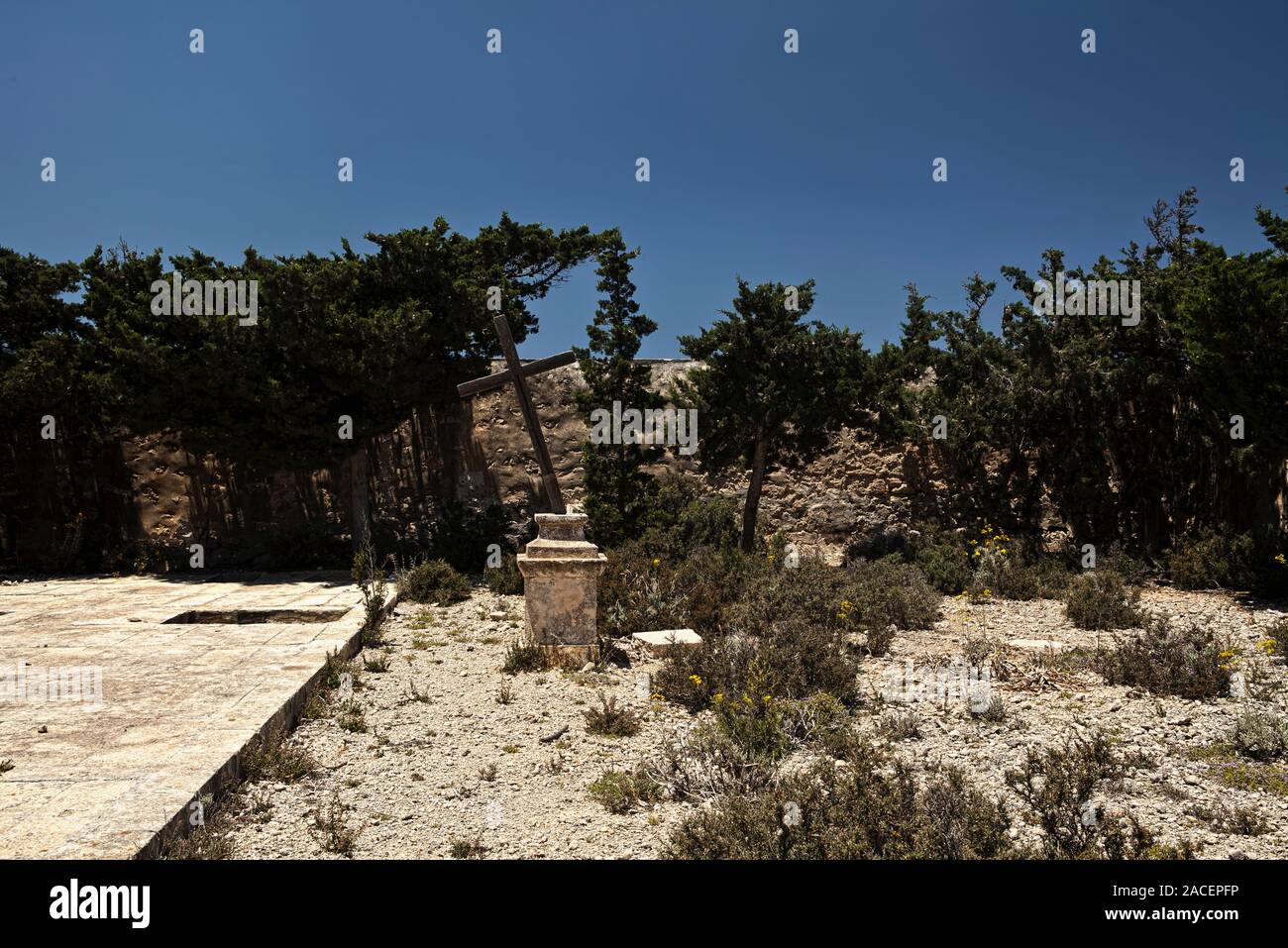 Der marode und stillgelegten Friedhof auf der kleinen Insel Comino in Malta. Stockfoto