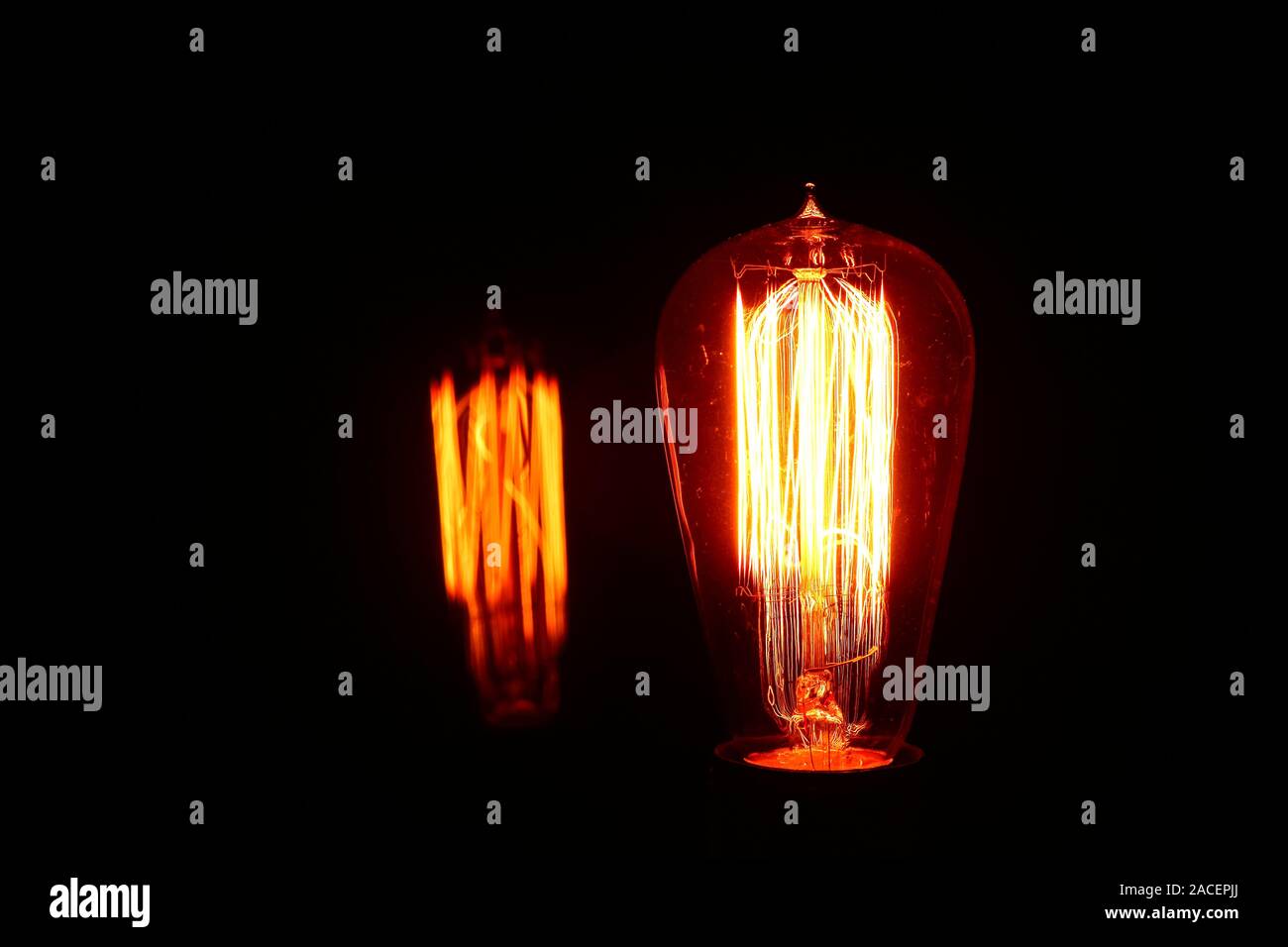 Klares Glas elektrische Glühbirne abgedunkelt, damit es den Tungsten  Filament mit Reflexion gesehen werden Stockfotografie - Alamy