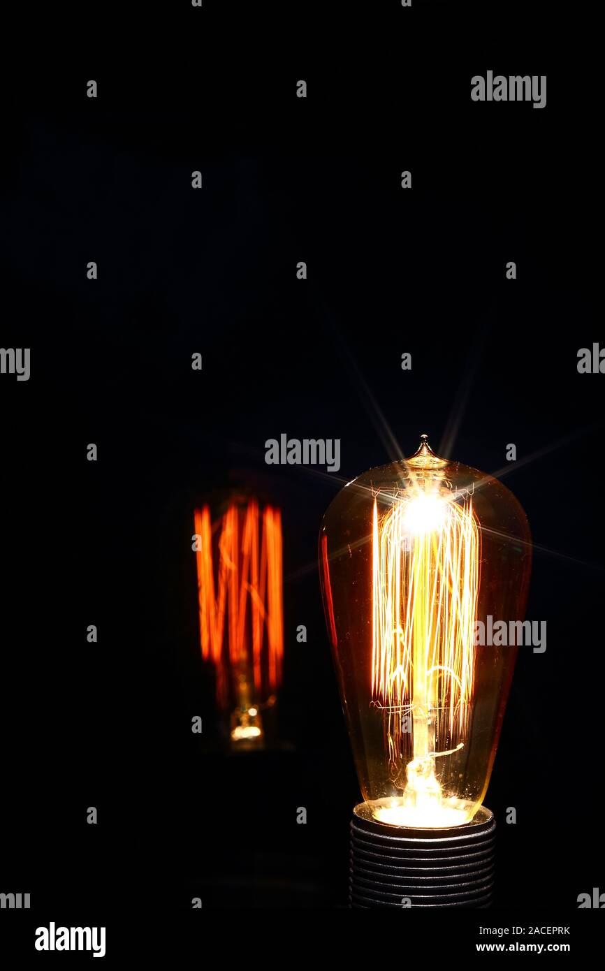 Klares Glas elektrische Glühbirne abgedunkelt, damit es den Tungsten  Filament mit Reflexion gesehen werden Stockfotografie - Alamy