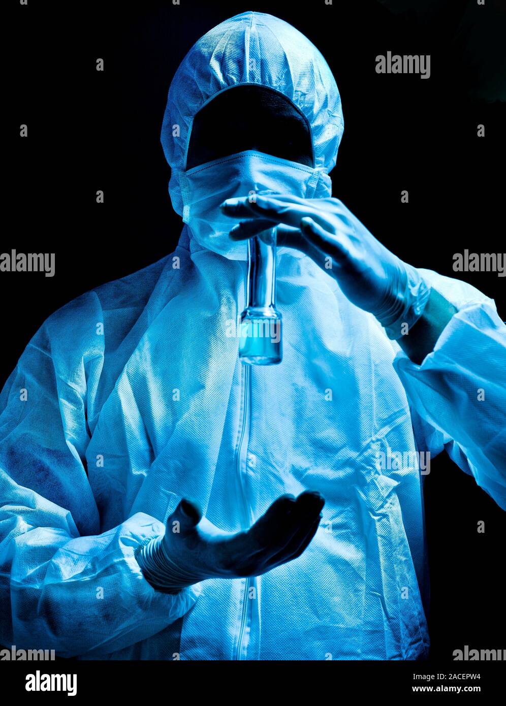 Chemiker Analyse von Flüssigkeiten in einer dunklen Umgebung Stockfoto