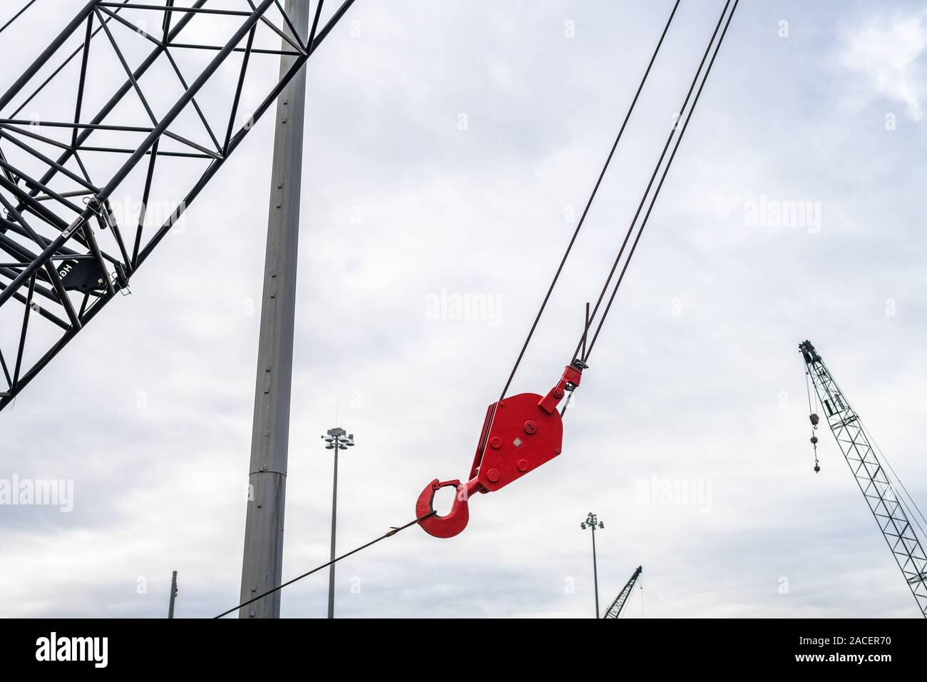 Baumaschinen gegen bewölkten Himmel Stockfoto