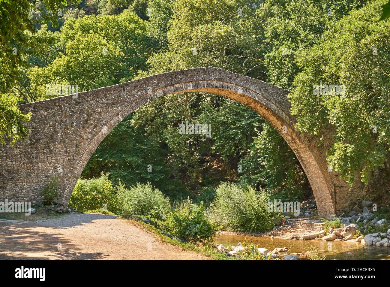 Die Brücke von Agios Vissarionas in Meteora, Thessalien, Griechenland. Die Brücke wurde 1514 errichtet und liegt inmitten einer bemerkenswerten Landschaft Stockfoto