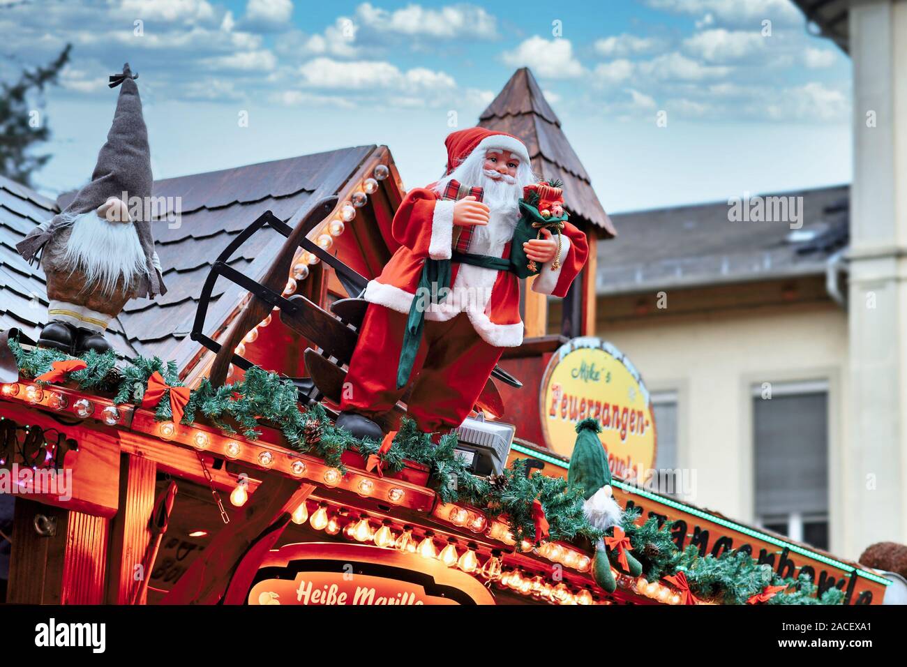 Weihnachtsmann Deko holding Geschenkboxen am Dach der sals Stand auf der traditionelle Weihnachtsmarkt in Heidelberg City Centre Stockfotografie
