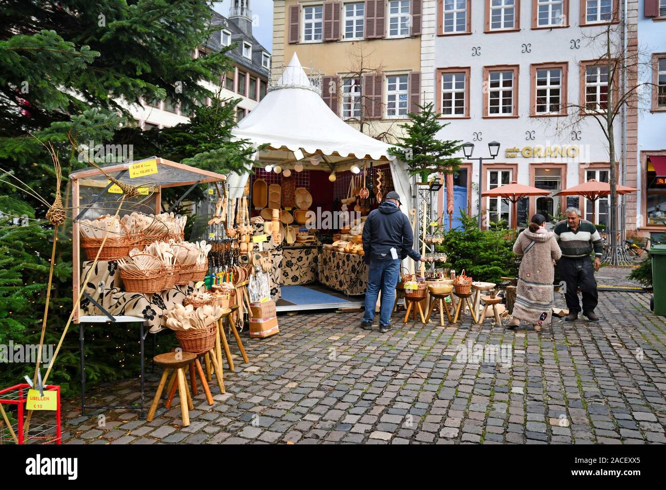 Verkaufsstand mit einheimischen Produkten auf Platz namens "Kornmarkt" als Teil der traditionellen Weihnachtsmarkt im Stadtzentrum Stockfoto